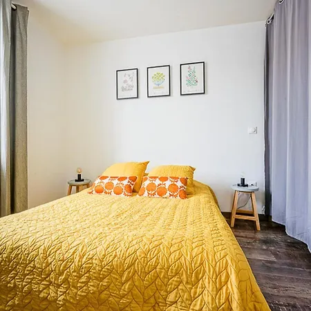 Maison Familiale Avec Piscine Chauffee Et Terrasse A - Fr-1-835-20